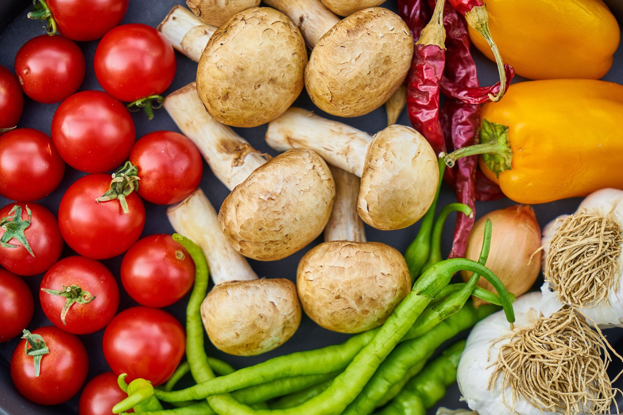 Verschiedenes Gemüse wie Tomate, Champignons, Paprika